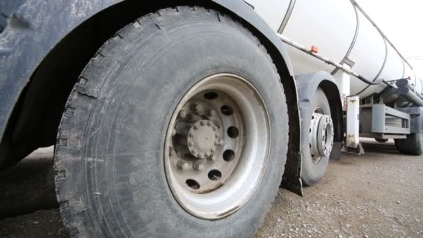 Le camion laiteux avec de grandes roues — Video