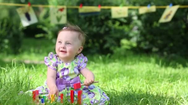 Baby spielt mit Holzmetallofon — Stockvideo