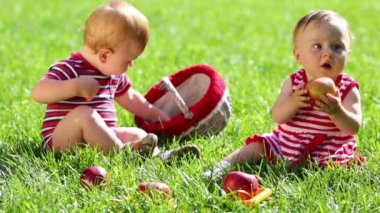 İki bebek Kırmızı elma yemek