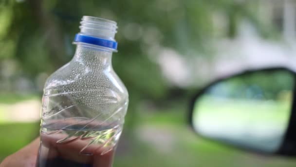 Hand houdt fles water — Stockvideo