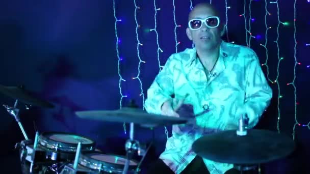 Man in sunglasses plays drum — Stock Video