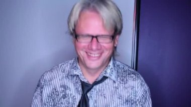  gözlüklü adam klavye çalış 