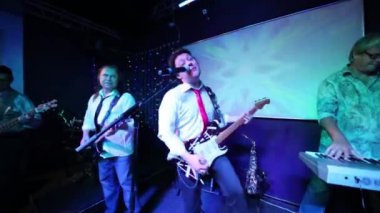 Sahne Alanı'nda müzik grubu gerçekleştirir  