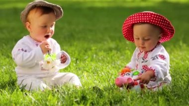 Halk giysileri ve şapkalar iki bebek oyuncak komik ile oynamak
