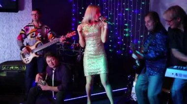 Sahne Alanı'nda müzik grubu gerçekleştirir 