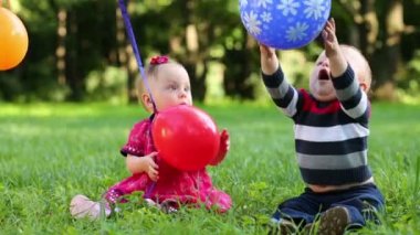 balonlar clothesline asmak ve iki bebek ile oynamak onun