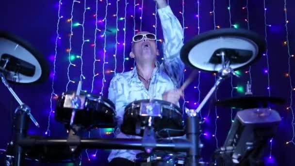 Чоловік грає набір барабанів — стокове відео
