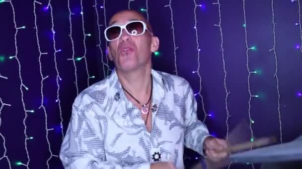 남자 선글라스에 재생 드럼 세트 — 비디오