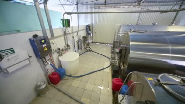 A oficina na fazenda de laticínios com tanques de cromo para leite na fazenda . — Vídeo de Stock