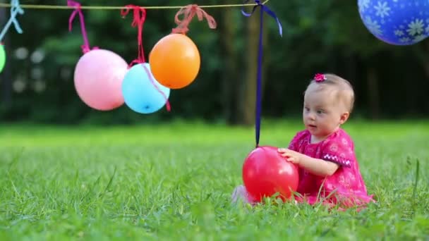 Baby in dress catches balloon — Stock Video