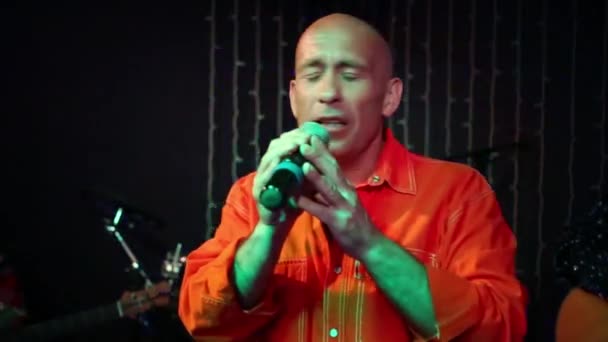 Mann singt mit Mikrofon — Stockvideo