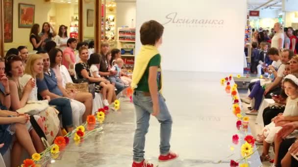 Abbigliamento bambini moda — Video Stock