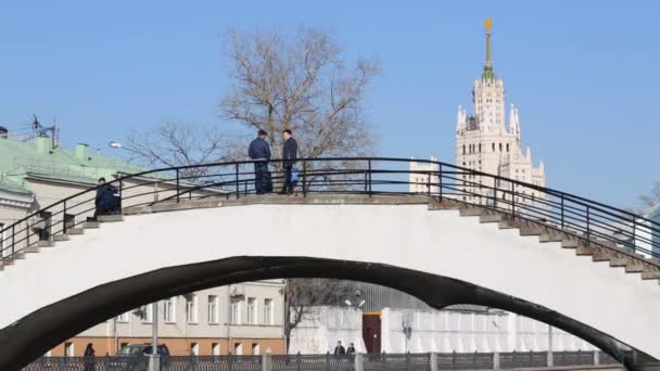 Ponte Zverev sobre o Canal Vodootvodny — Vídeo de Stock