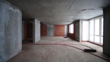 İnşaat halindeki binada zeminde teller ilerlü daire