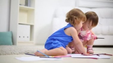 İki küçük çocuğu evde Oda katta kalem tarafından çizmek