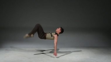 Acrobat adam Ortaçağ kostüm studio egzersiz