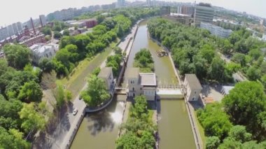 İki sluices ile Yauza nehri rıhtım tarafından Araba binmek