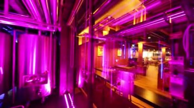 Pencere MICROBREWERY Oda ve bira ekipman.