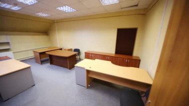Birkaç boş işyerleri ve raflardan modern ofis Oda