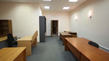 Bir çok işyerinin yer aldığı geniş ofis odasından geçiş