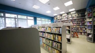 Rusya Devlet Gençlik Kütüphanesi salonunda raflarda kitaplar