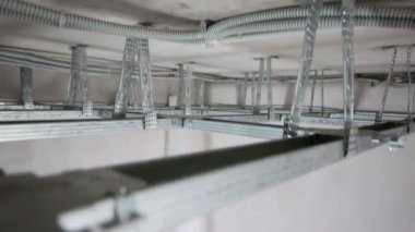 Yeni evinde asılı tavan için metal profil çerçeve yapılmış