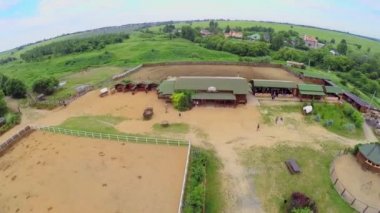 Modern çiftlik köyü yakınlarında