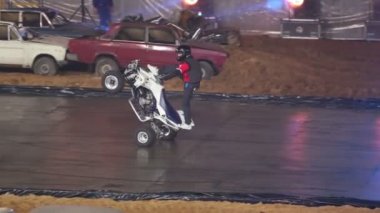 Stuntman spor gösterisi bir dört bisiklet üzerinde bir hile yapar