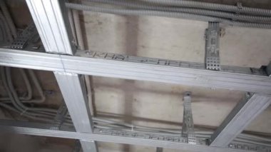 Çerçeve yüzen tavan için metal profil Knauf yapılmış.