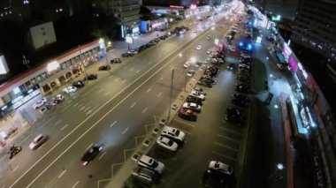 Gece aydınlatma ile Yeni Arbat sokak trafiği.