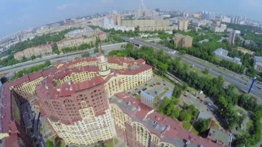 Demiryolu yakınında modern konut kompleksi ile şehir panoraması