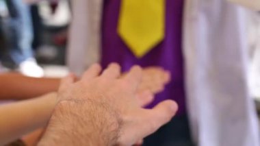 Erkek el ve dökme sıvı azot ile beyaz buhar