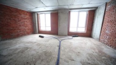 Binada tuğla duvarlar ve gri tavanlı daire