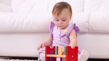 Elbiseküçük kız düşünme gelişimi için oyuncak ile oynar