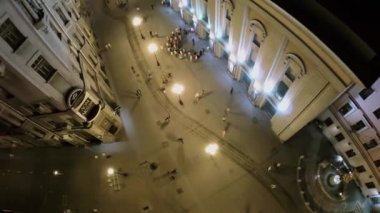 Vakhtangov adlı tiyatronun yakınında yürüyen kalabalık