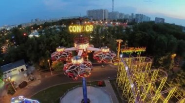 İnsanlar bahar akşamı Vvc parkında Condor eğlence binmek.