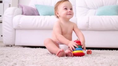 Sevimli küçük çocuk bezi içinde halı ile piramit evde oturur