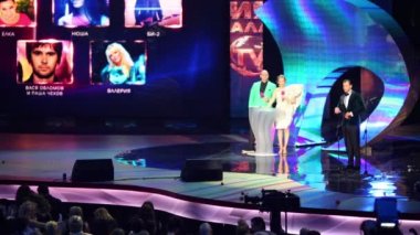 Rus Müzik Ödülü kanalı Rutv'de sahnedeki ler