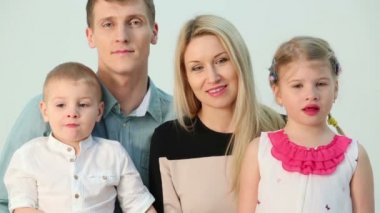 kızı ve oğlu ile anne gülümseyen ve bakıyor