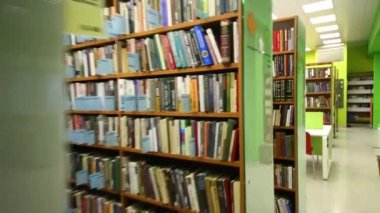 Parlak salonda raflarda birçok kitap