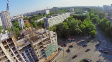 Trafik ile şehir meydanında konut kompleksi şantiye