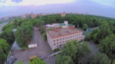 Ufukta şehir manzarası ile büyük park bitkiler arasında oluşturur