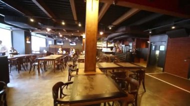 Pivovarnya bira restoranının ziyaretçileri ve personeli