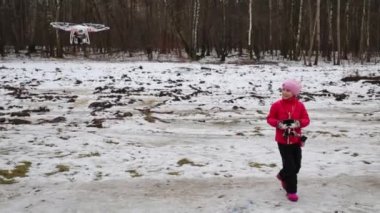 Kız uçuş fotoğraf çekmek gopro ile Dji Phantom kontrol