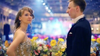 Fandango çiçeklere yakınındaki mutlu güzel genç Çift