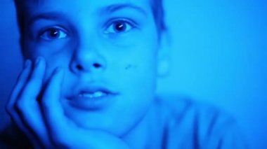 Stüdyoda kameraya bakan çocuğun yakın çekim portresi