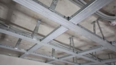 Çerçeve asılı tavan için metal profil Knauf yapılmış