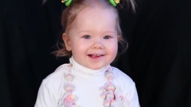 beyaz kazak küçük kız biraz koltukta atlama oturur.