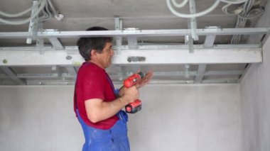 Adam tornavida ile asılı tavan için metal çerçeve yüklemek