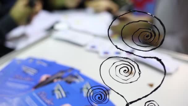 Árbol de plástico hecho a mano en Geek Picnic, el festival europeo más grande — Vídeo de stock